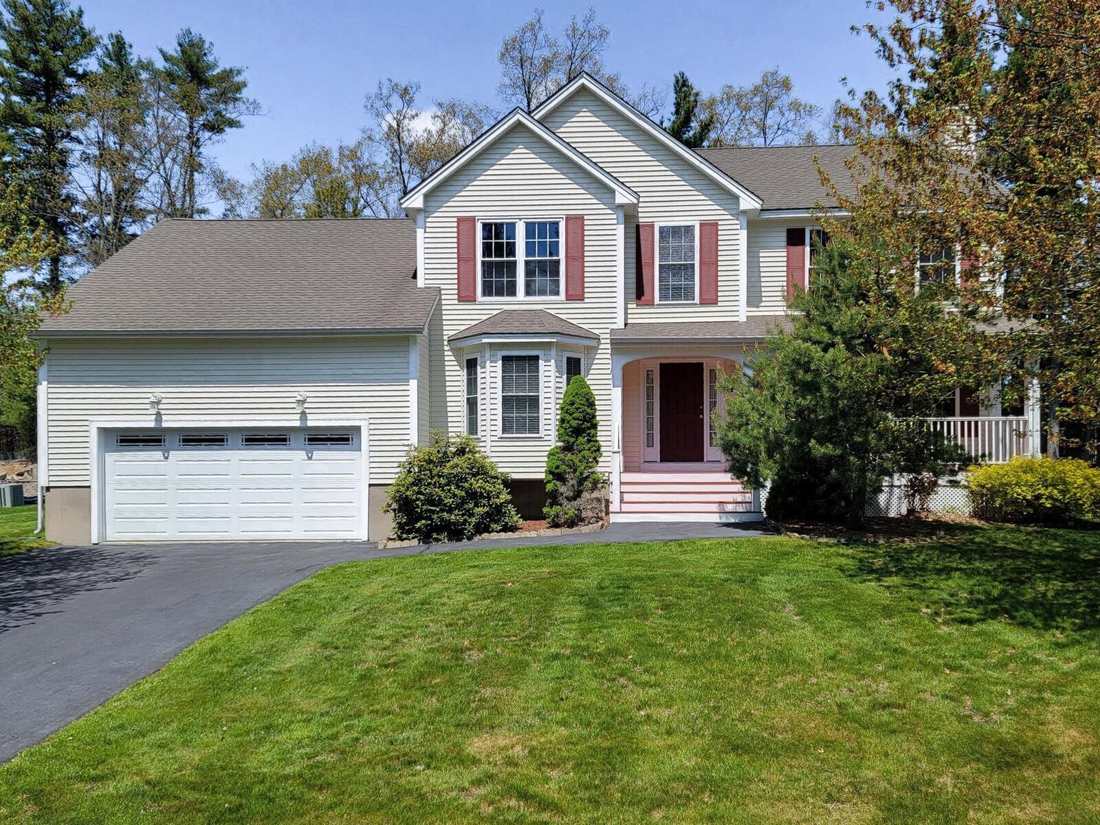 Property Photo:  8 Daylily Drive  NH 03062 