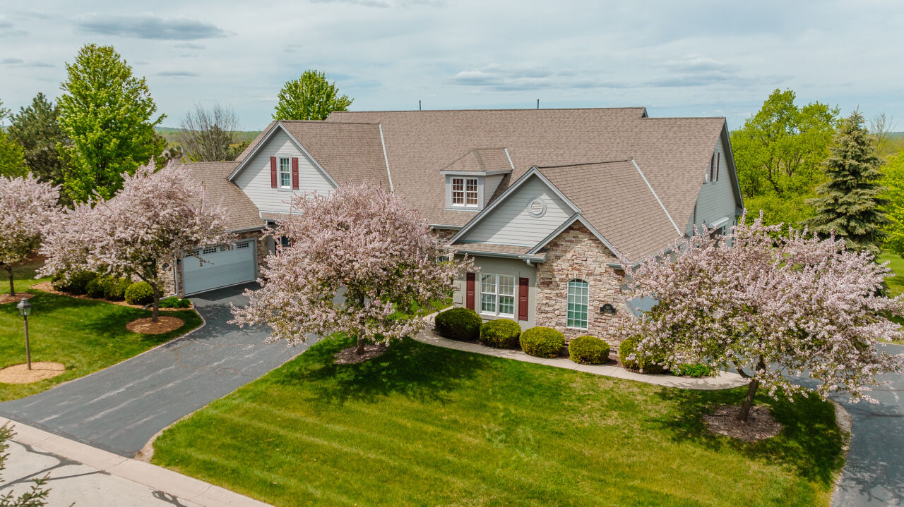 Property Photo:  N35w22450 Wethersfield Ct  WI 53072 