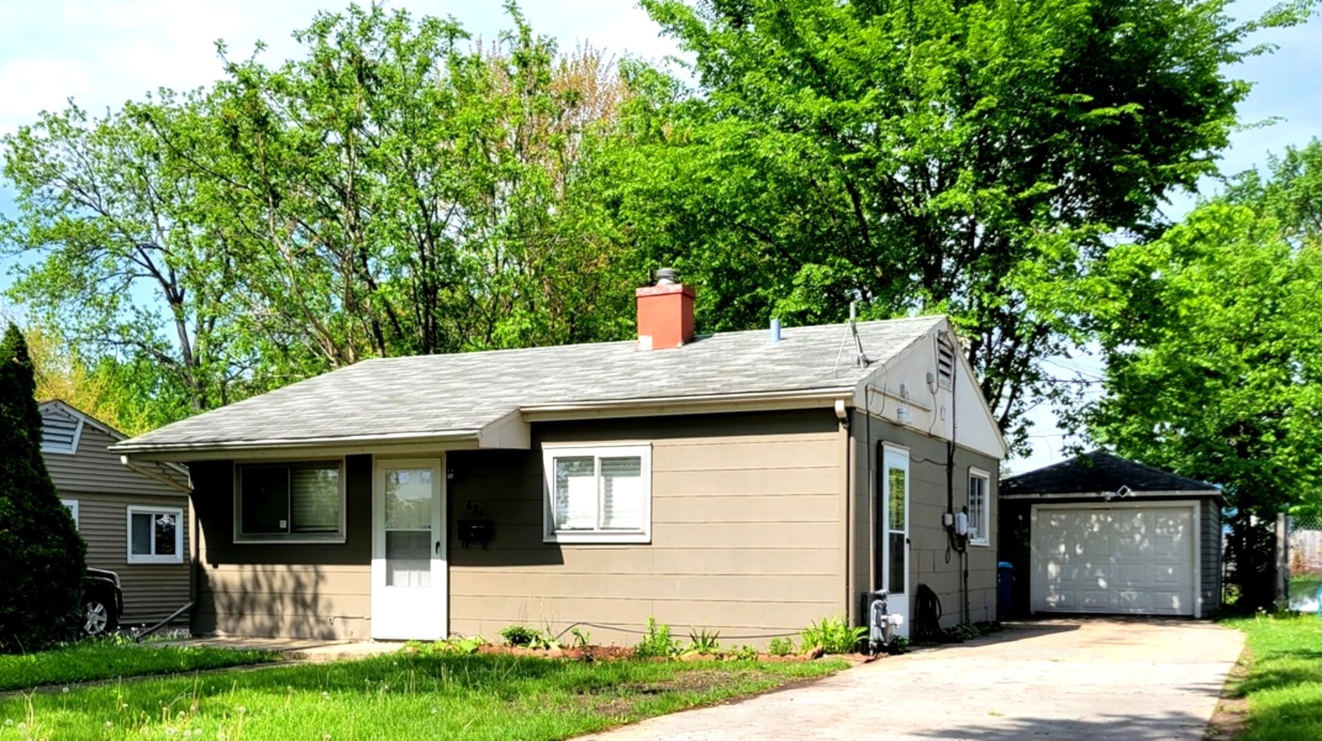 Property Photo:  624 N Lancaster Avenue  IL 60506 