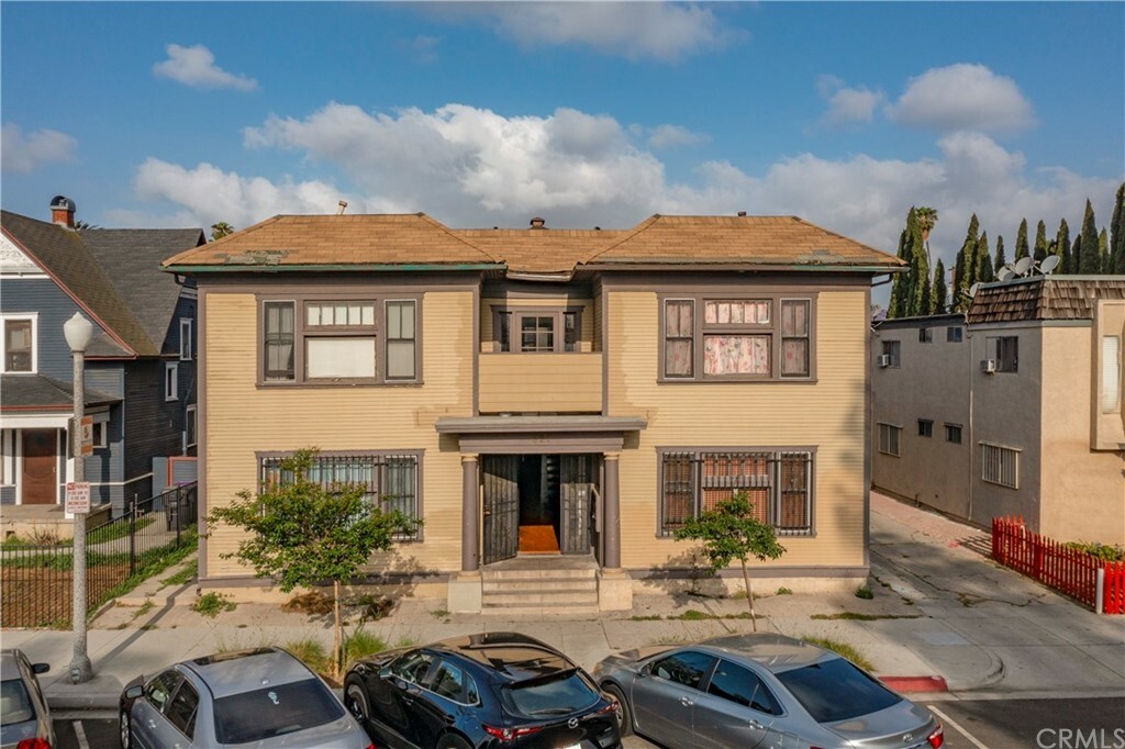 Property Photo:  921 Chestnut Avenue 1  CA 90813 