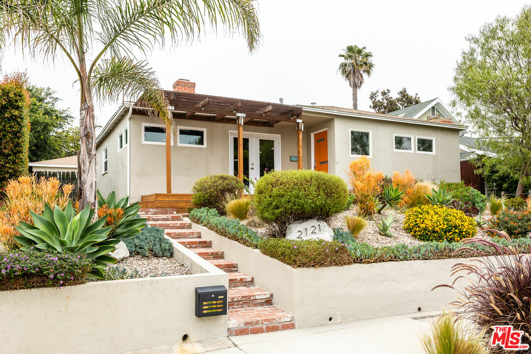Property Photo: 2121 Marine St CA 90405