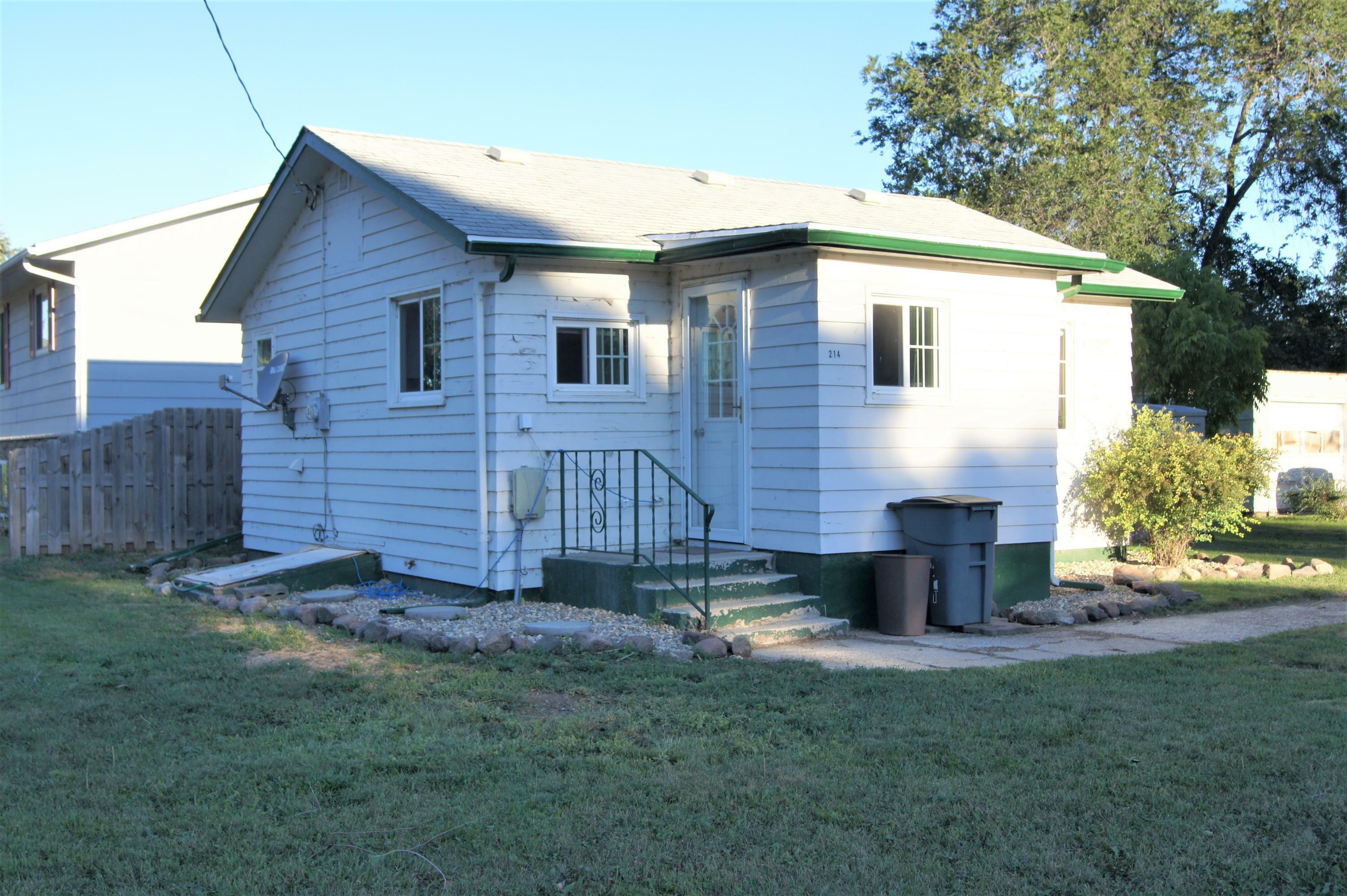 Property Photo:  214 3rd Avenue S  ND 58436 