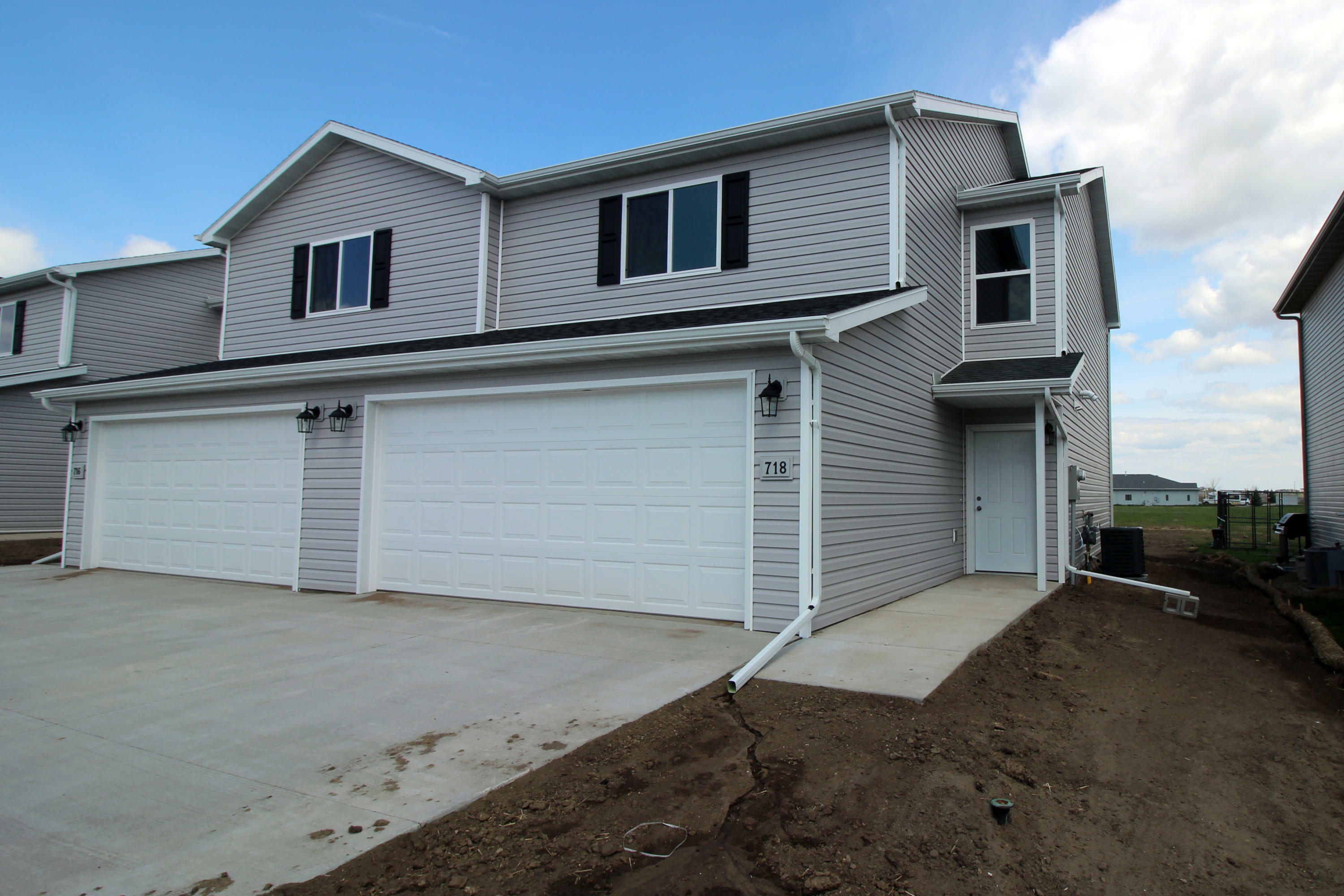 Property Photo: 718 Hillcrest Drive SE ND 58554