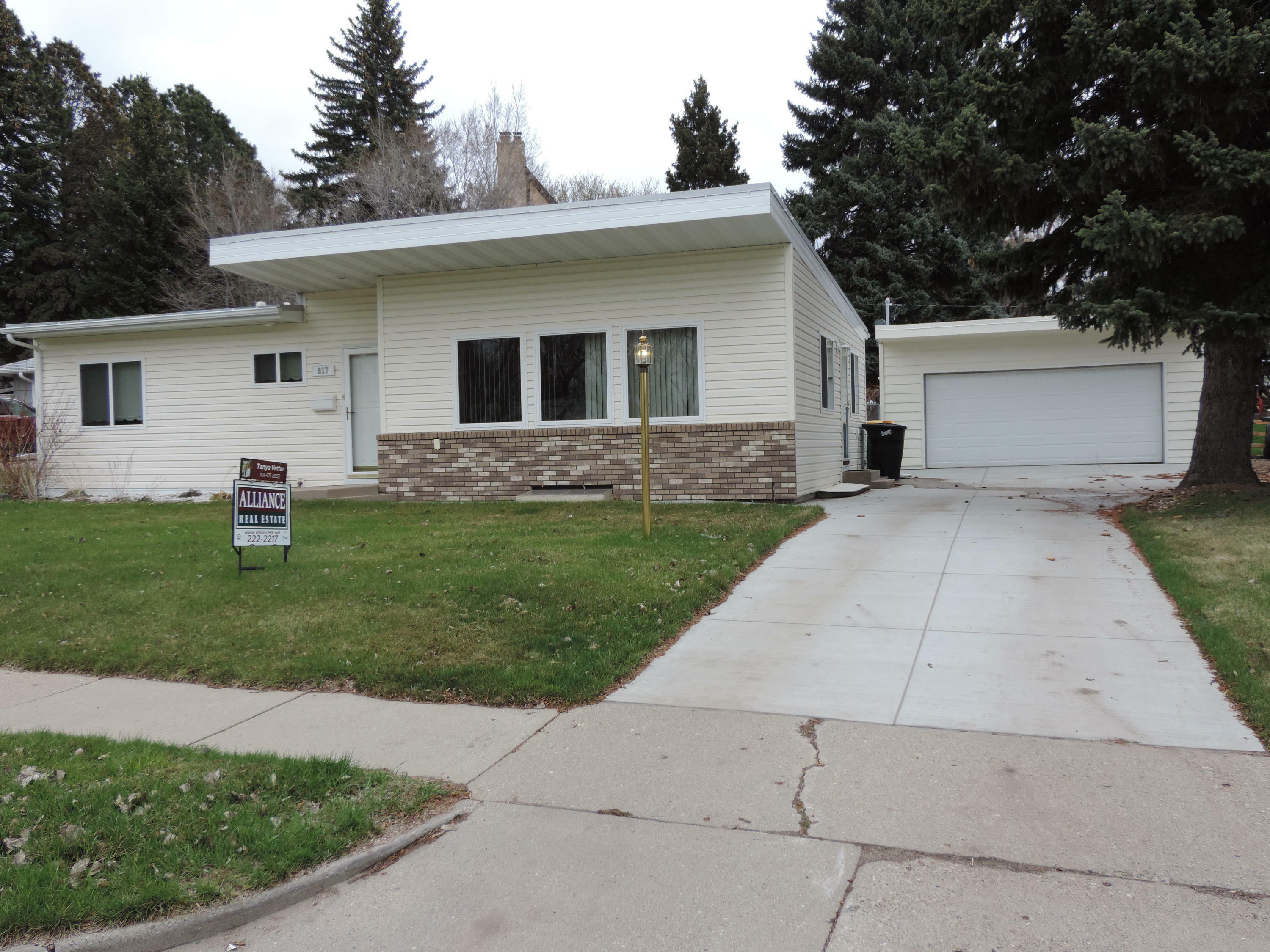 Property Photo:  817 Crescent Lane  ND 58501 