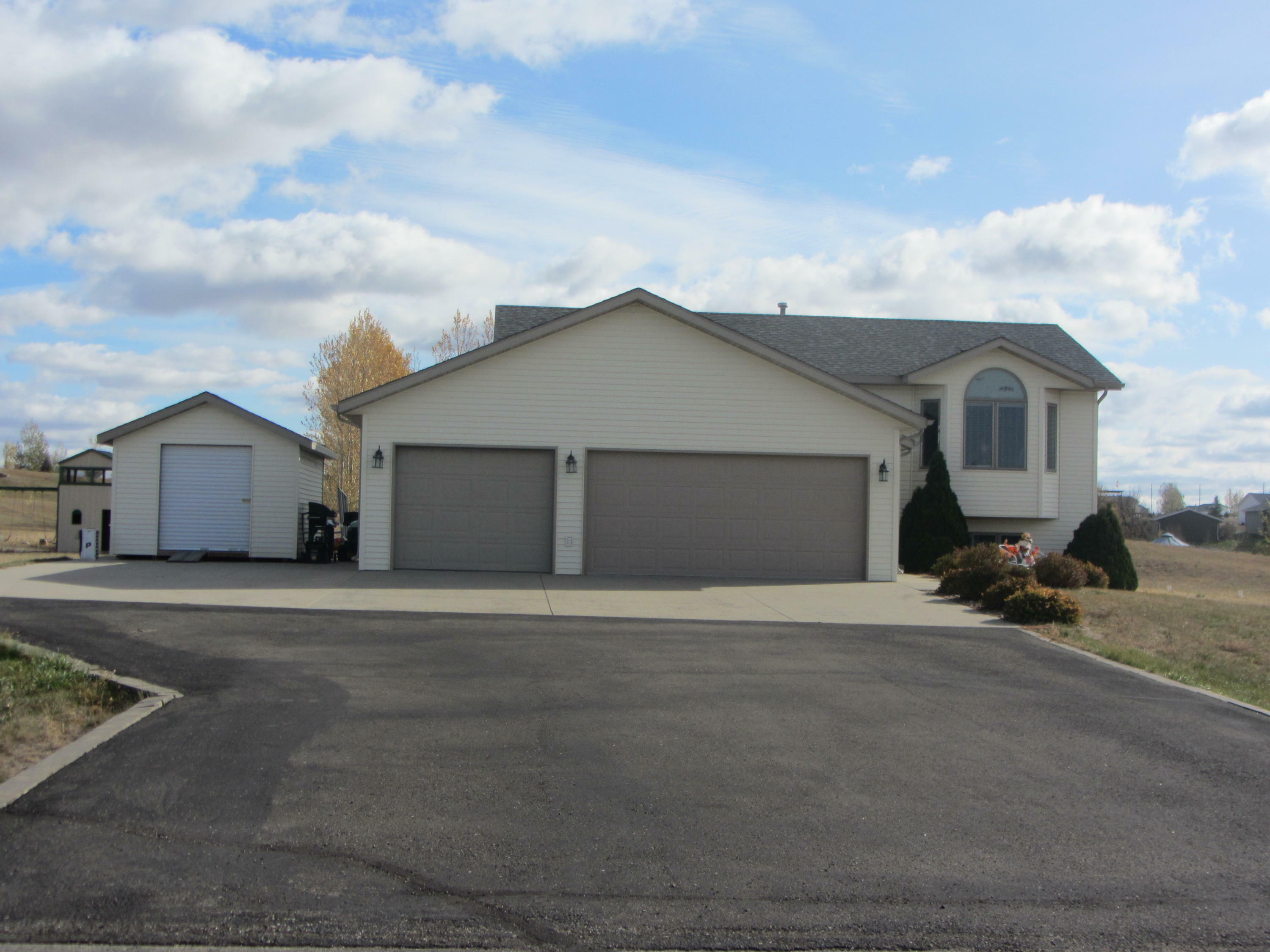 Property Photo:  5755 Prairiewood Drive  ND 58504 