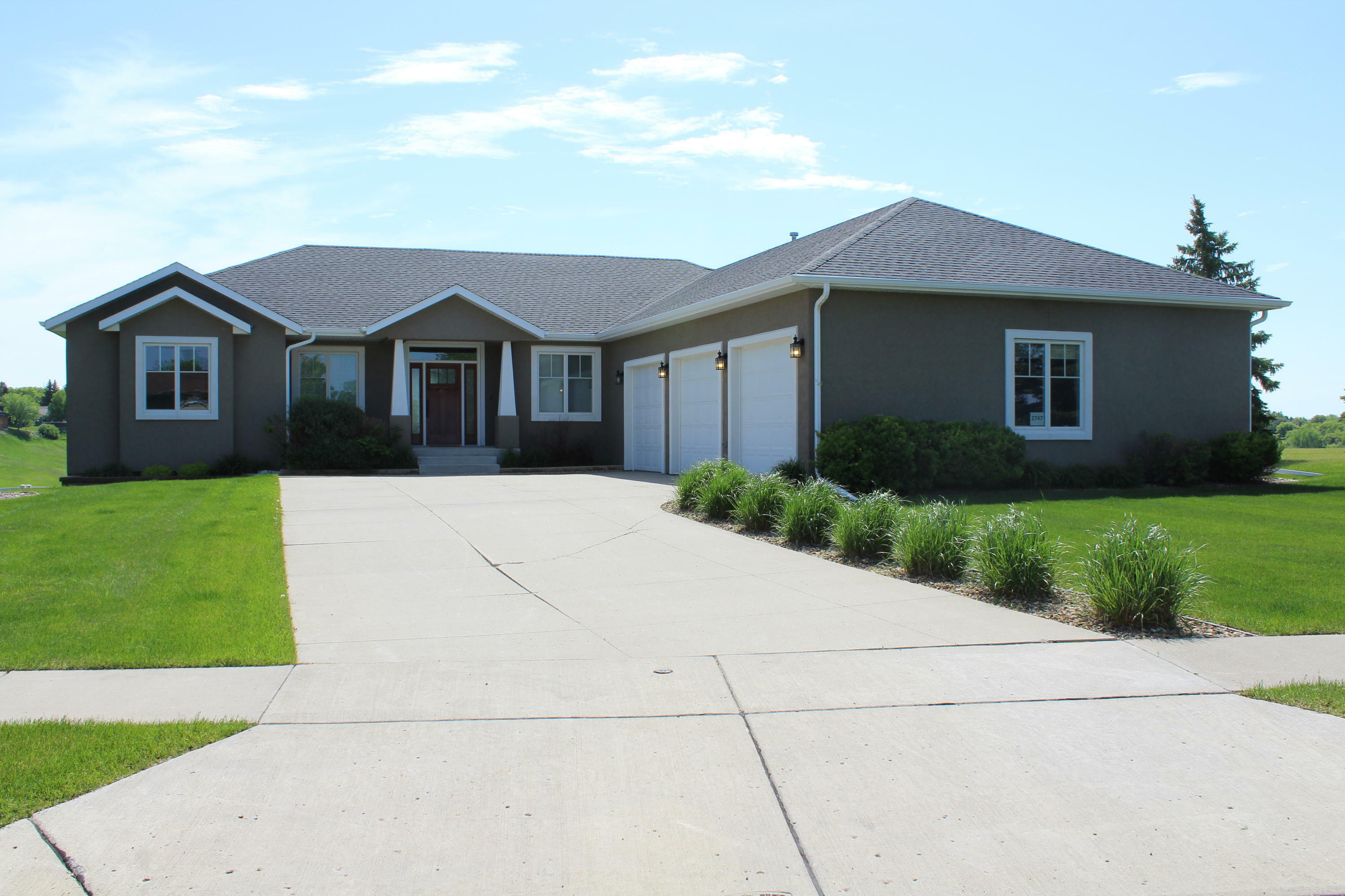 Property Photo:  2747 Promontory Drive  ND 58503 