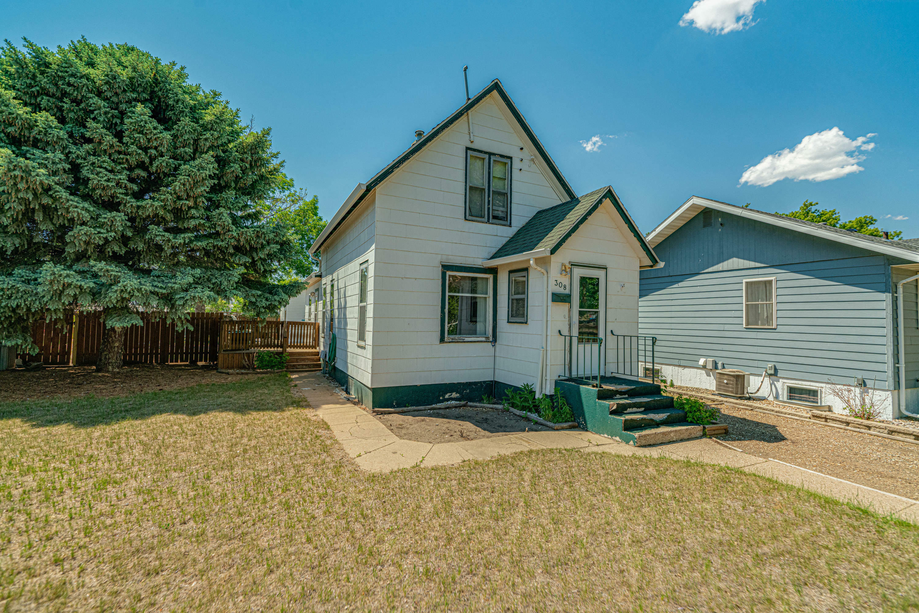 Property Photo:  308 S 11th Street  ND 58504 