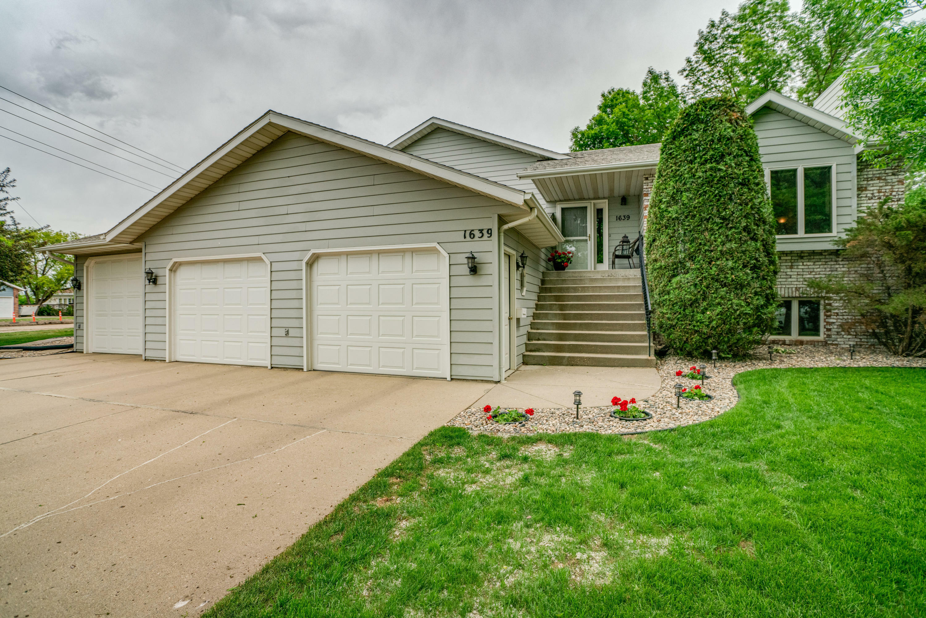 Property Photo:  1639 Northview Lane  ND 58501 