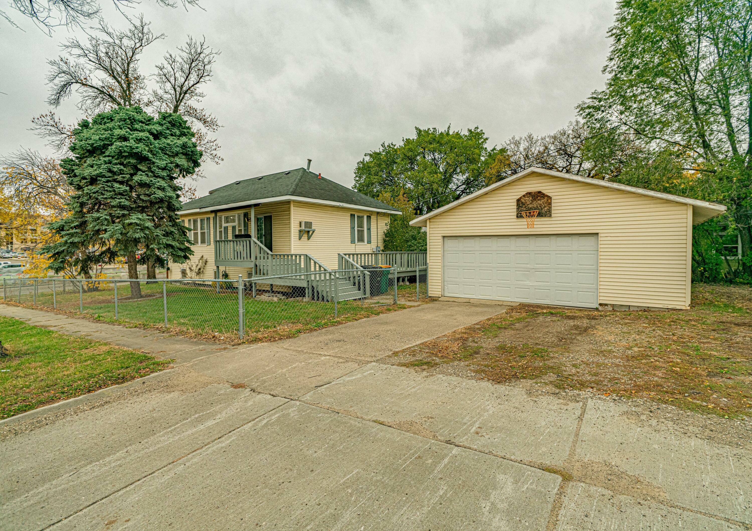 Property Photo:  701 9th Street N  ND 58501 