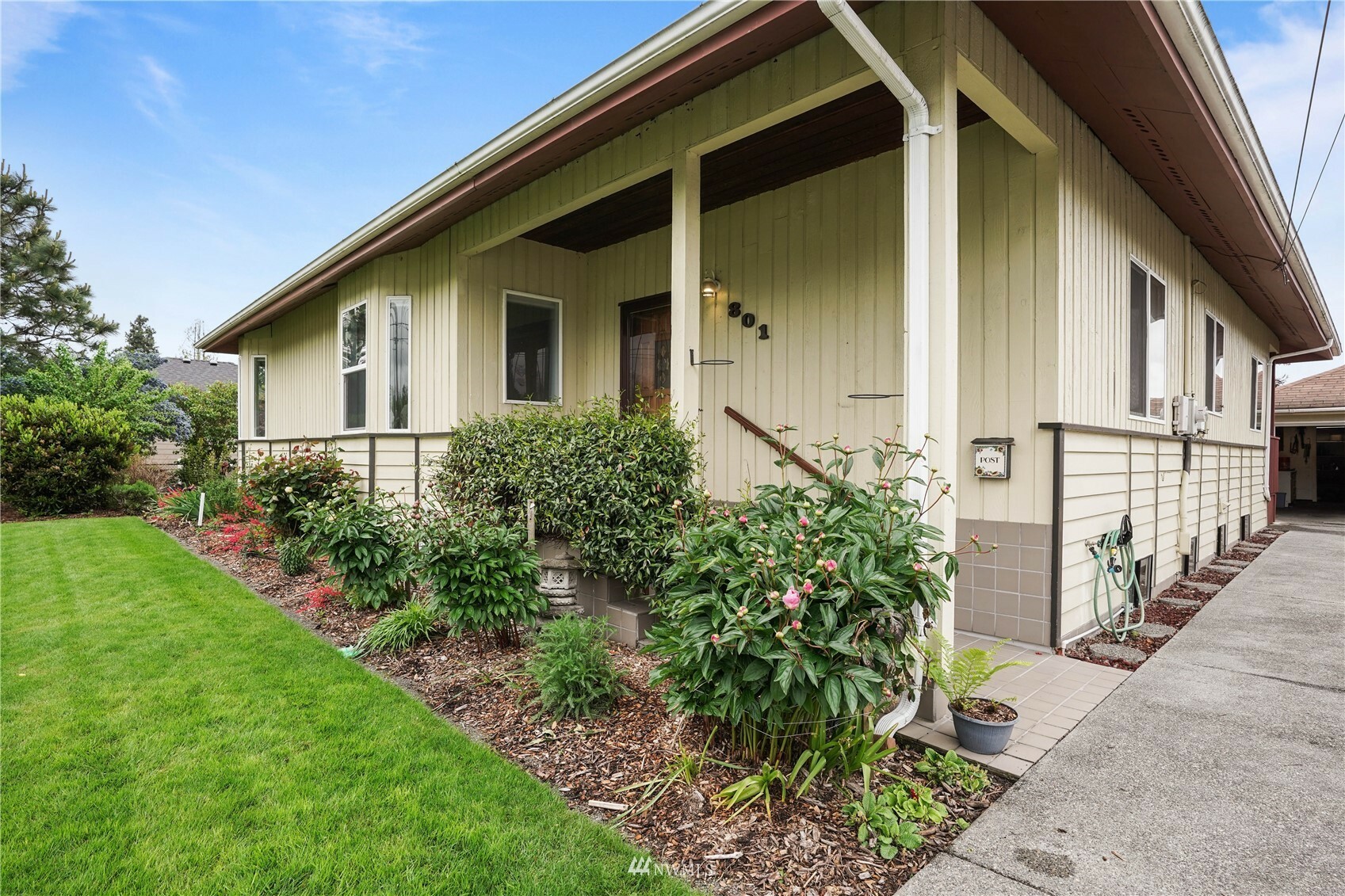 Property Photo:  801 High Avenue S  WA 98057 