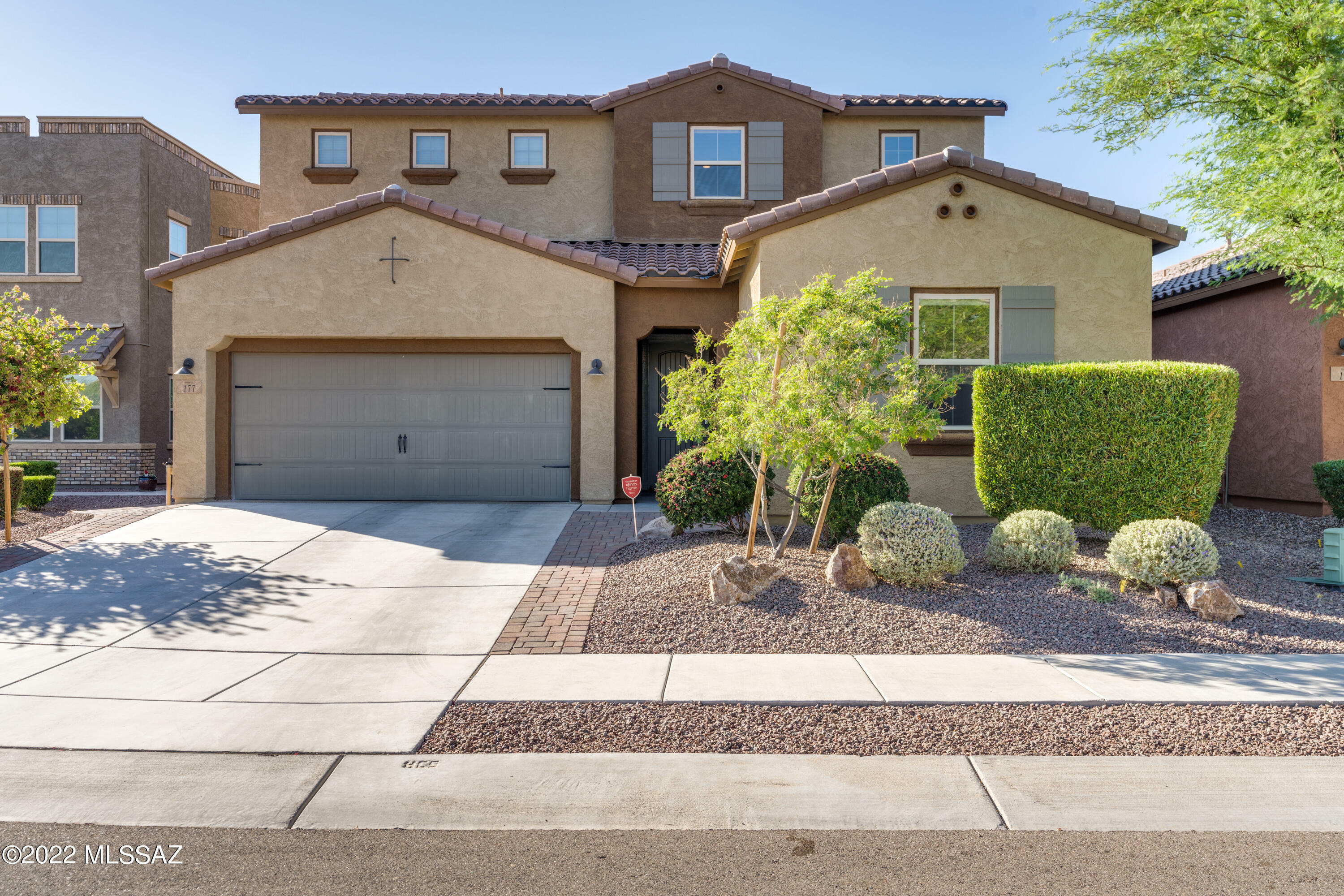 Property Photo:  177 E Woolystar Court  AZ 85755 