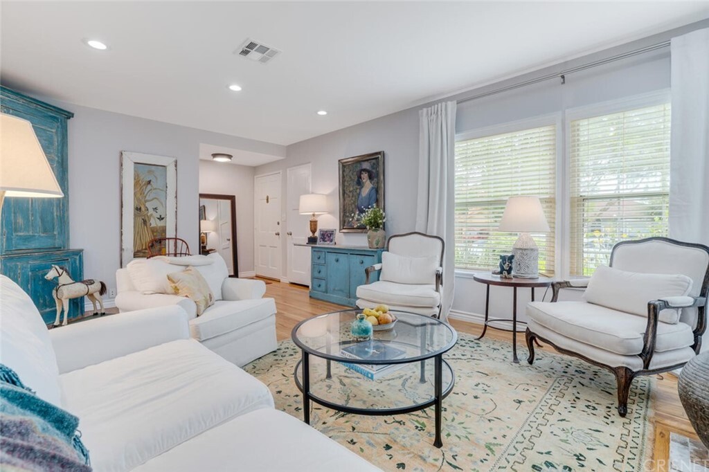Property Photo: 4837 Calhoun Avenue CA 91423