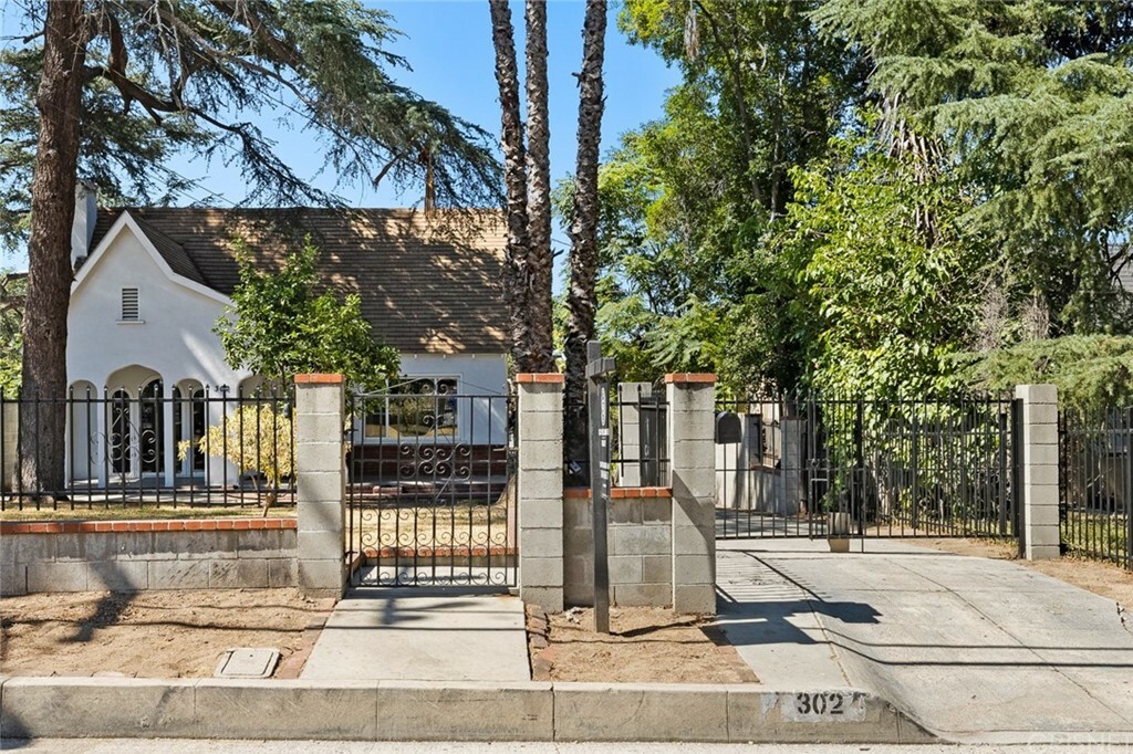 Property Photo:  302 W Palm Street  CA 91001 