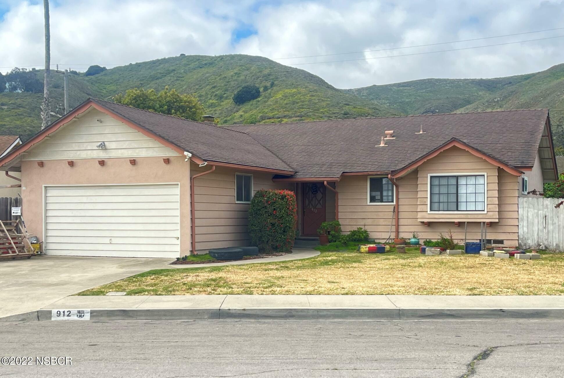 Property Photo: 912 W Loquat Court CA 93436