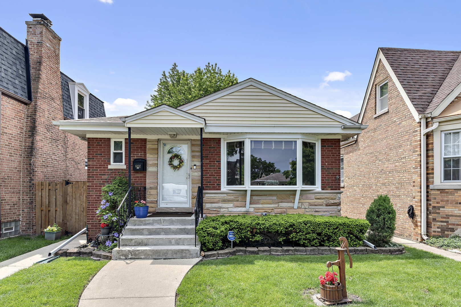 Property Photo:  6102 N Tripp Avenue  IL 60646 