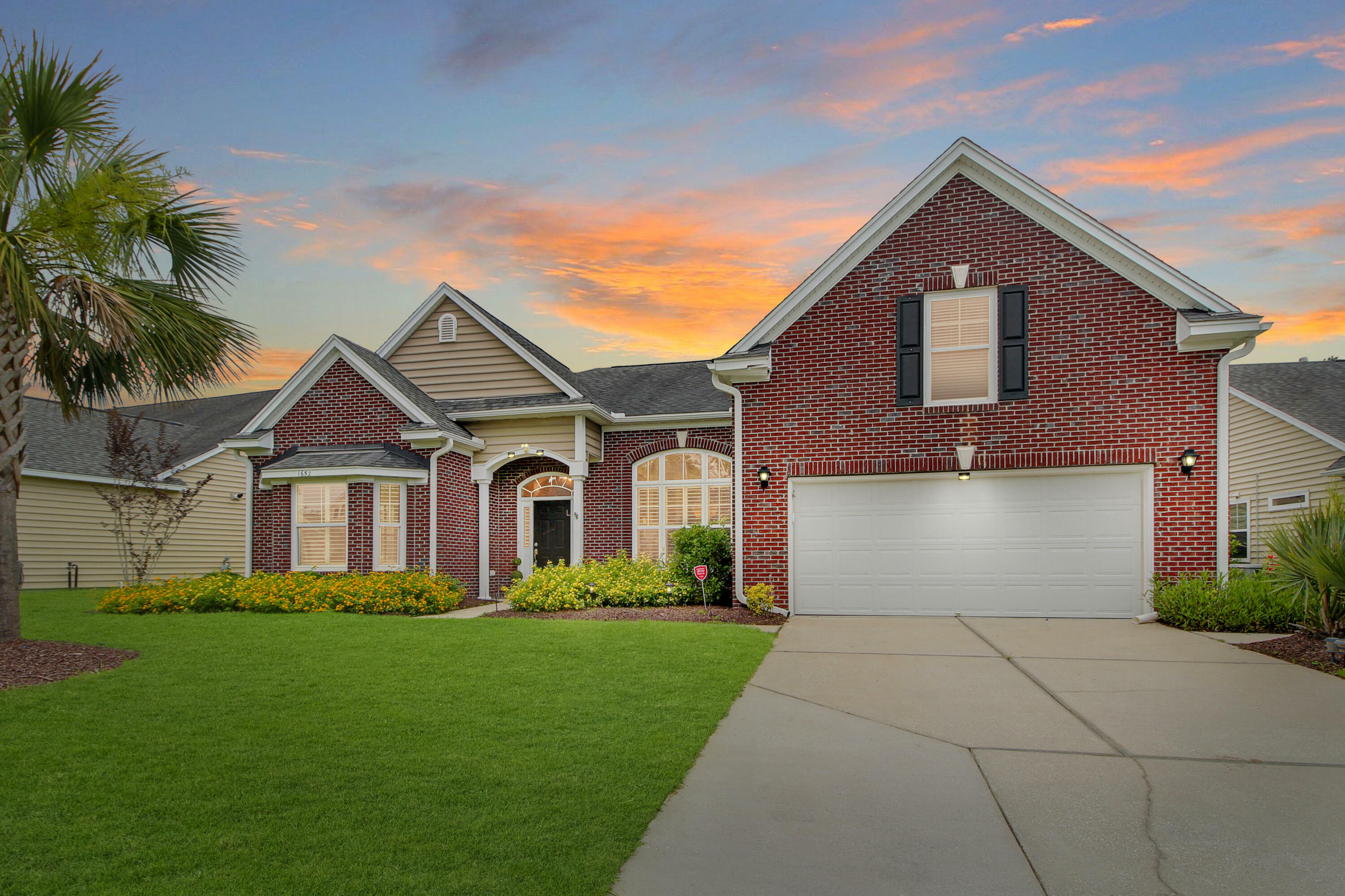 Property Photo: 1652 Pleasant Hill Drive SC 29414