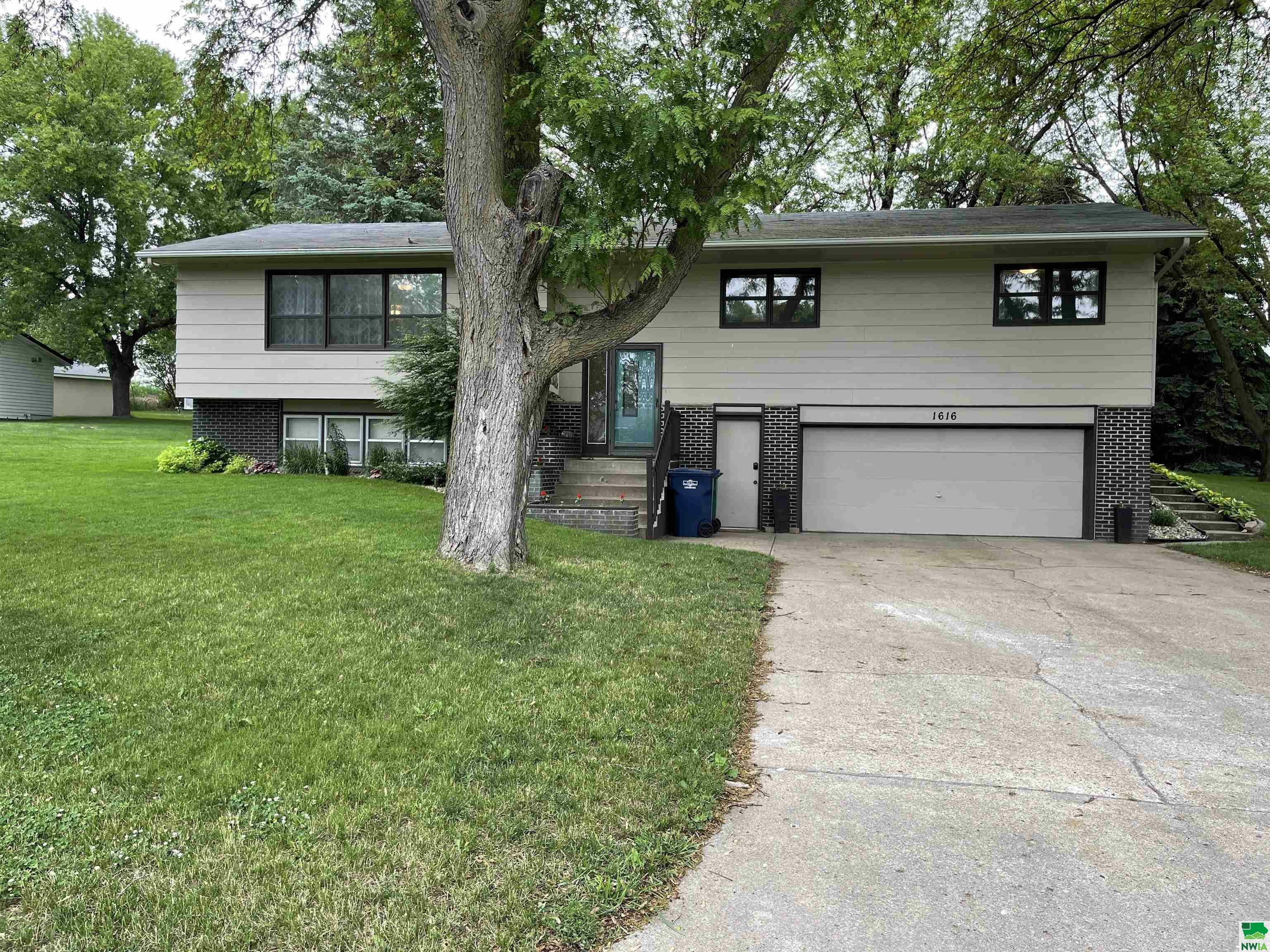 Property Photo:  1616 Ave N  IA 51023 