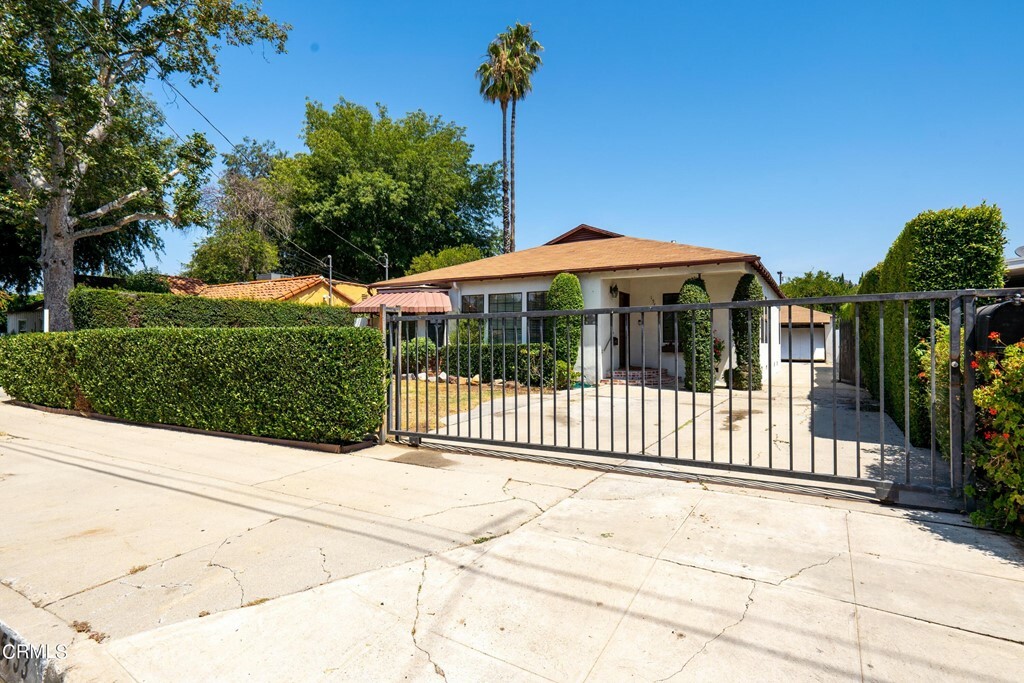 Property Photo:  15733 Leadwell Street  CA 91406 