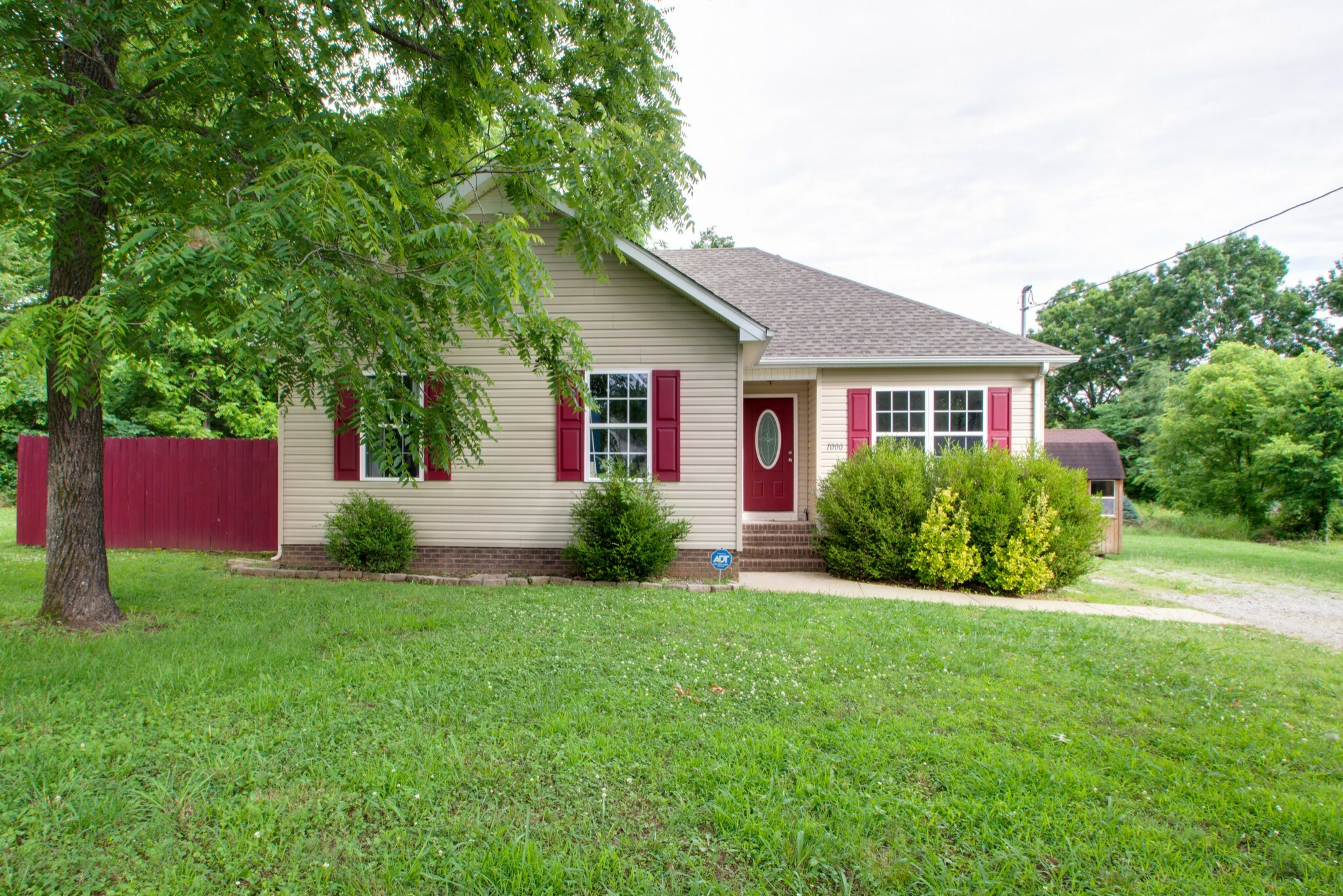 Property Photo:  1000 Sumerset Cir  TN 37091 