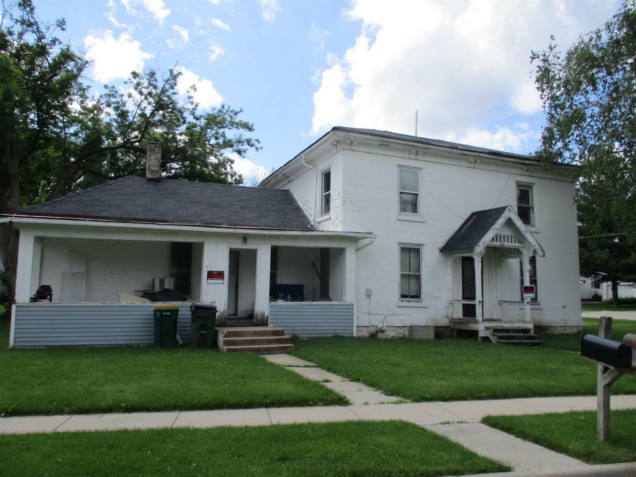 Property Photo:  401 College Ave  WI 53933 