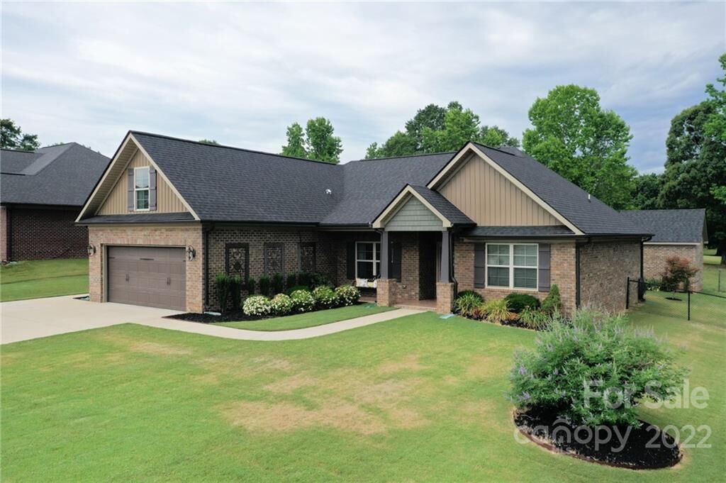 Property Photo: 803 E Frank Bush Avenue SC 29349
