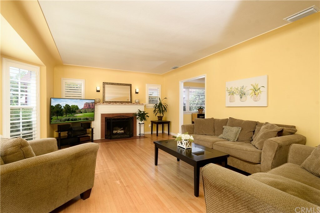 Property Photo: 3255 N Mountain View Avenue CA 92405