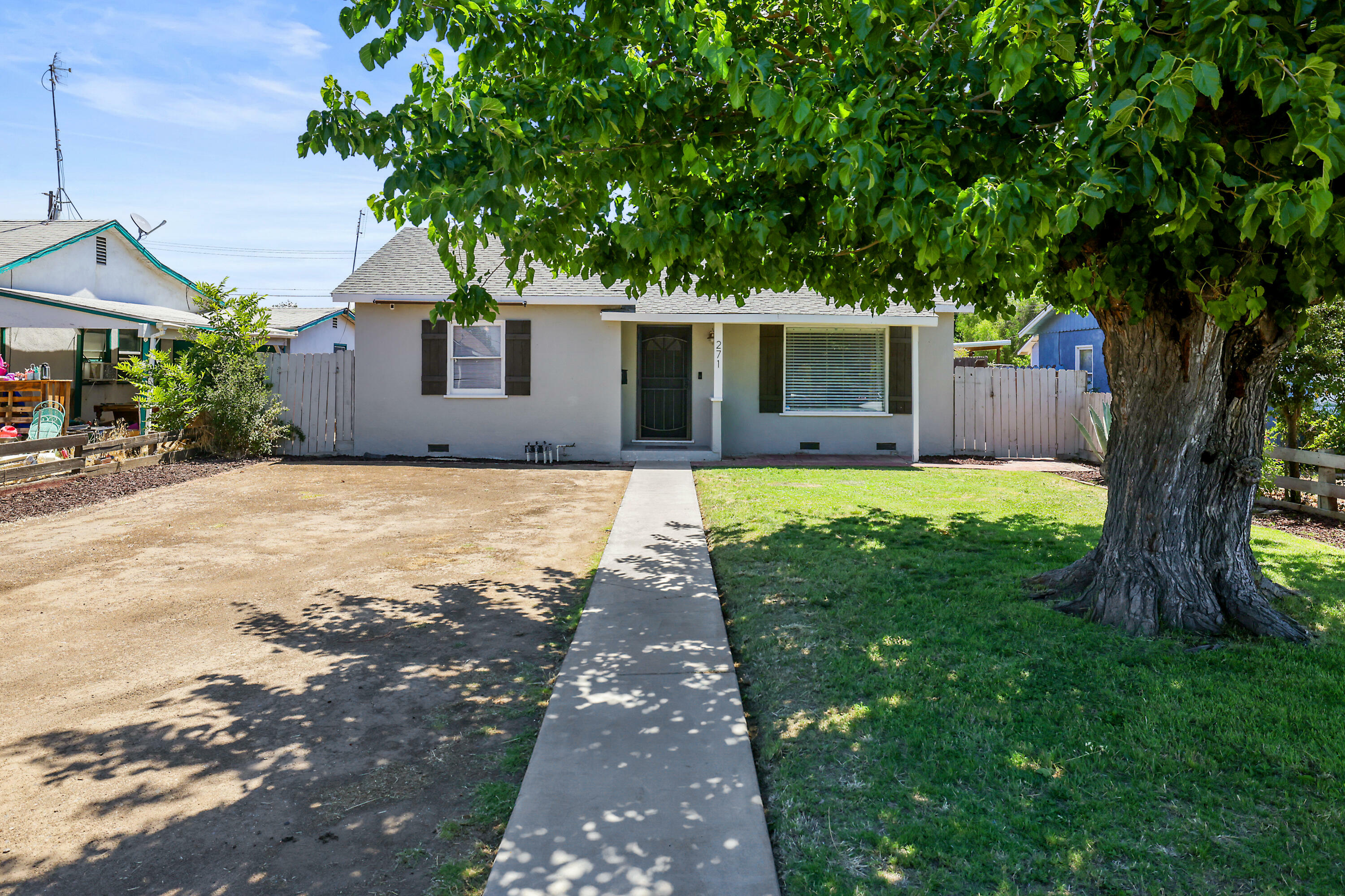 Property Photo:  271 S Francis Avenue  CA 93221 