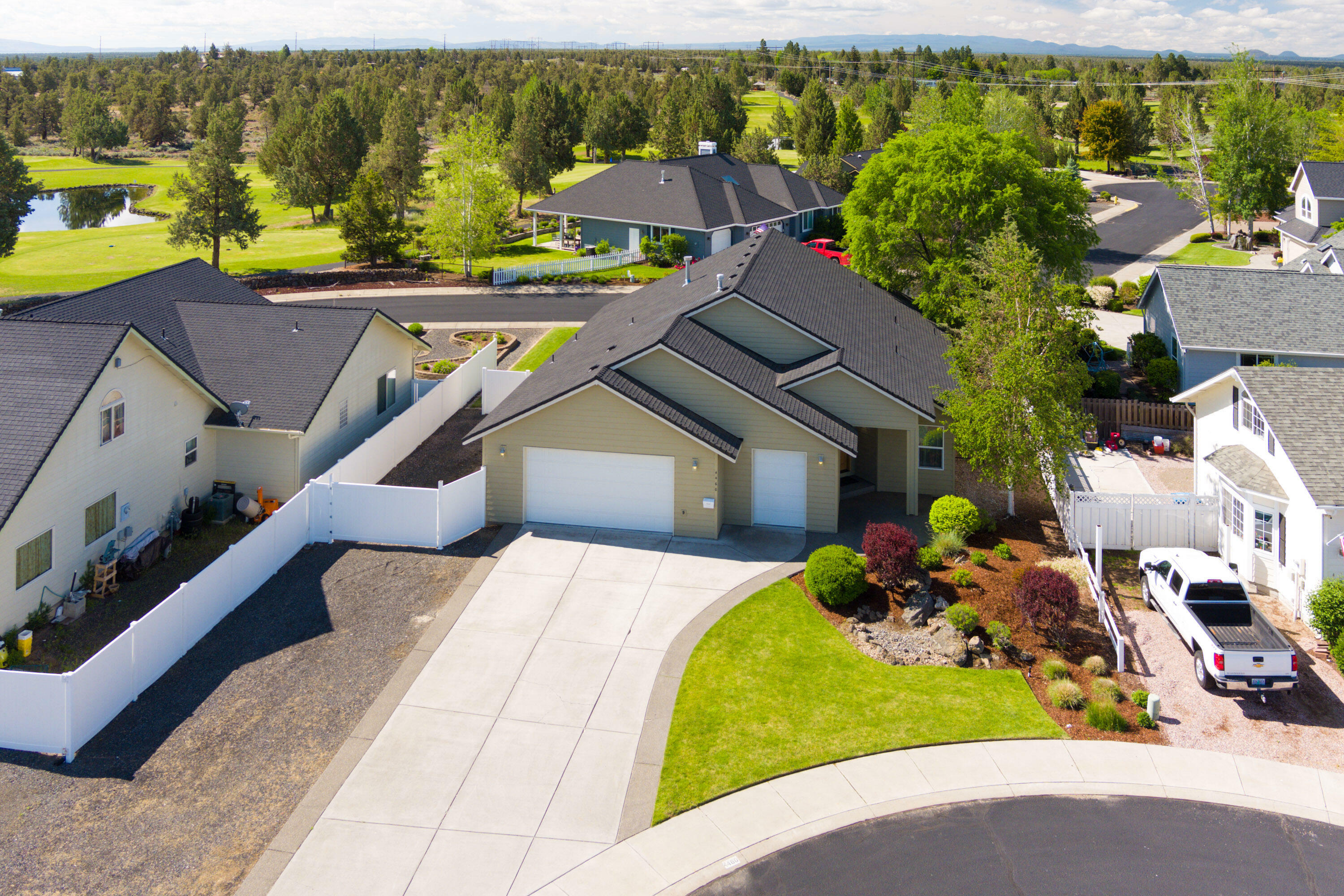 Property Photo: 4460 SW Trevino Court OR 97756