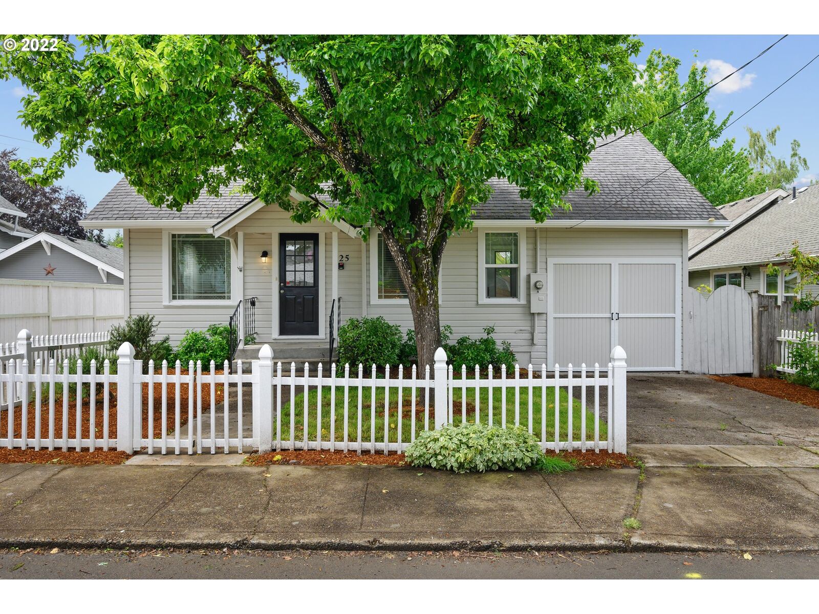 Property Photo: 725 NW Birch St OR 97128