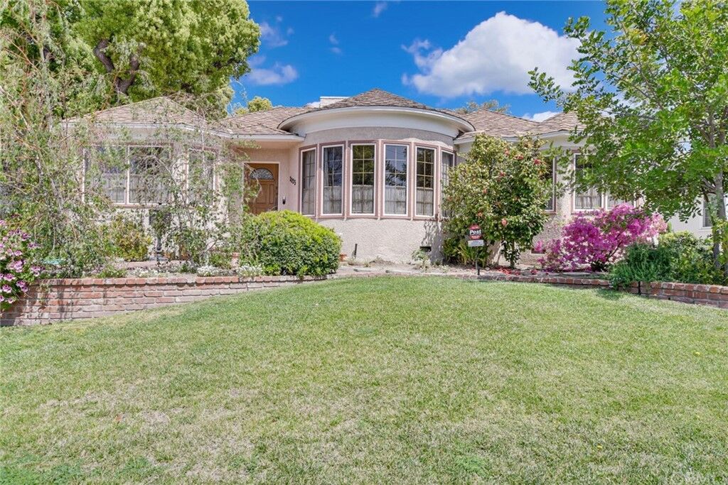 Property Photo:  2025 W Kenneth Road  CA 91201 