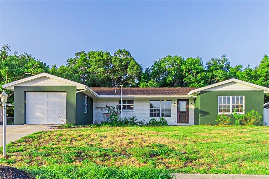 Property Photo:  1717 Twin Oak Street  FL 32725 