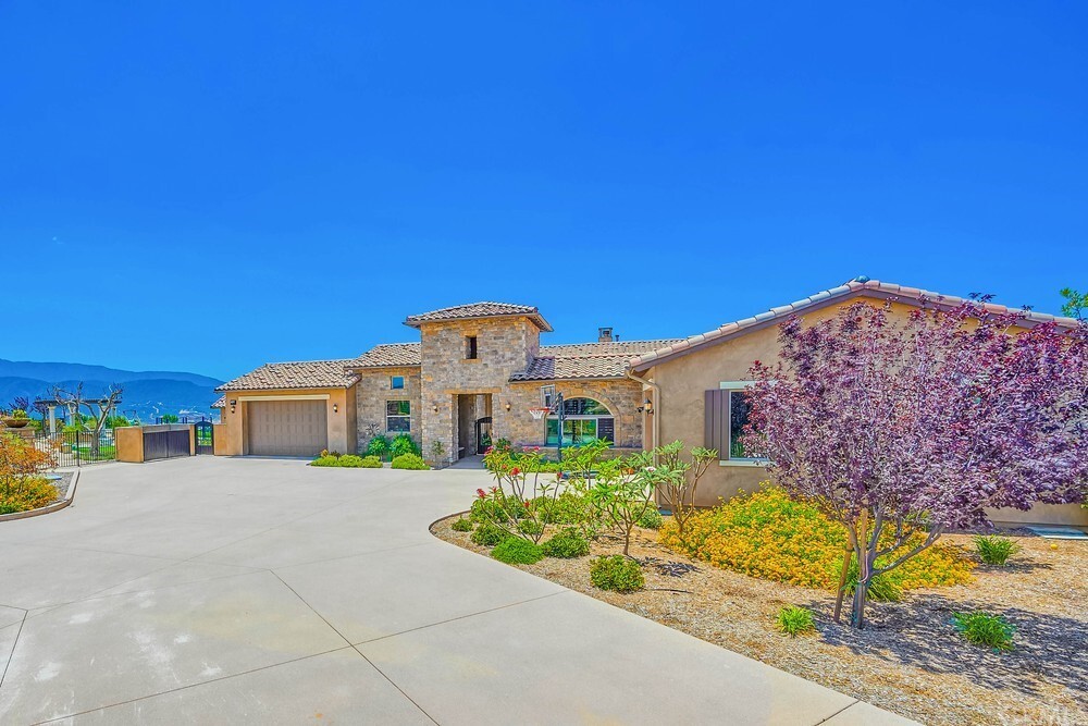 Property Photo: 42009 Knoll Vista Lane CA 92592