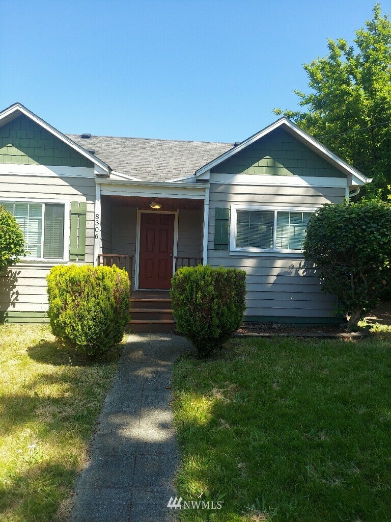 Property Photo:  8306 46th Avenue S  WA 98118 