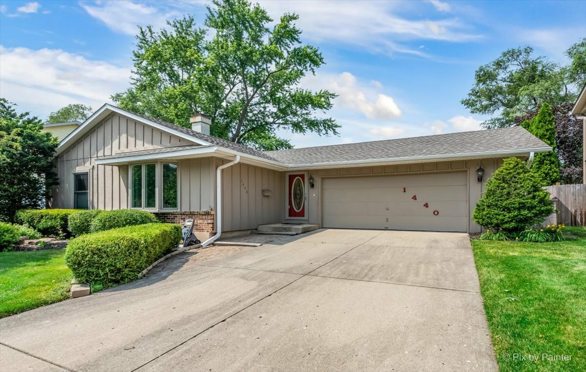 Property Photo: 1440 N Green Meadows Boulevard IL 60107