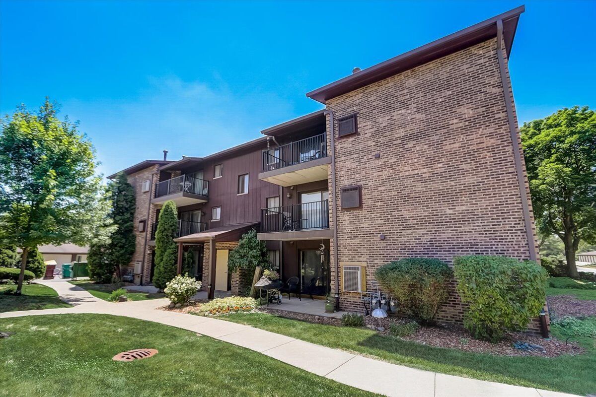 Property Photo:  59 W 64th Street 301  IL 60559 