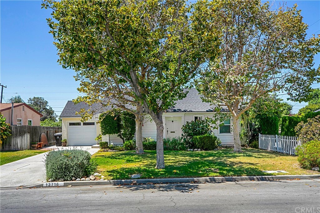 Property Photo:  13716 Oak Street  CA 90605 