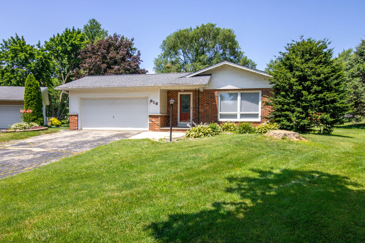 Property Photo:  816 Mac Arthur Dr  WI 53916 