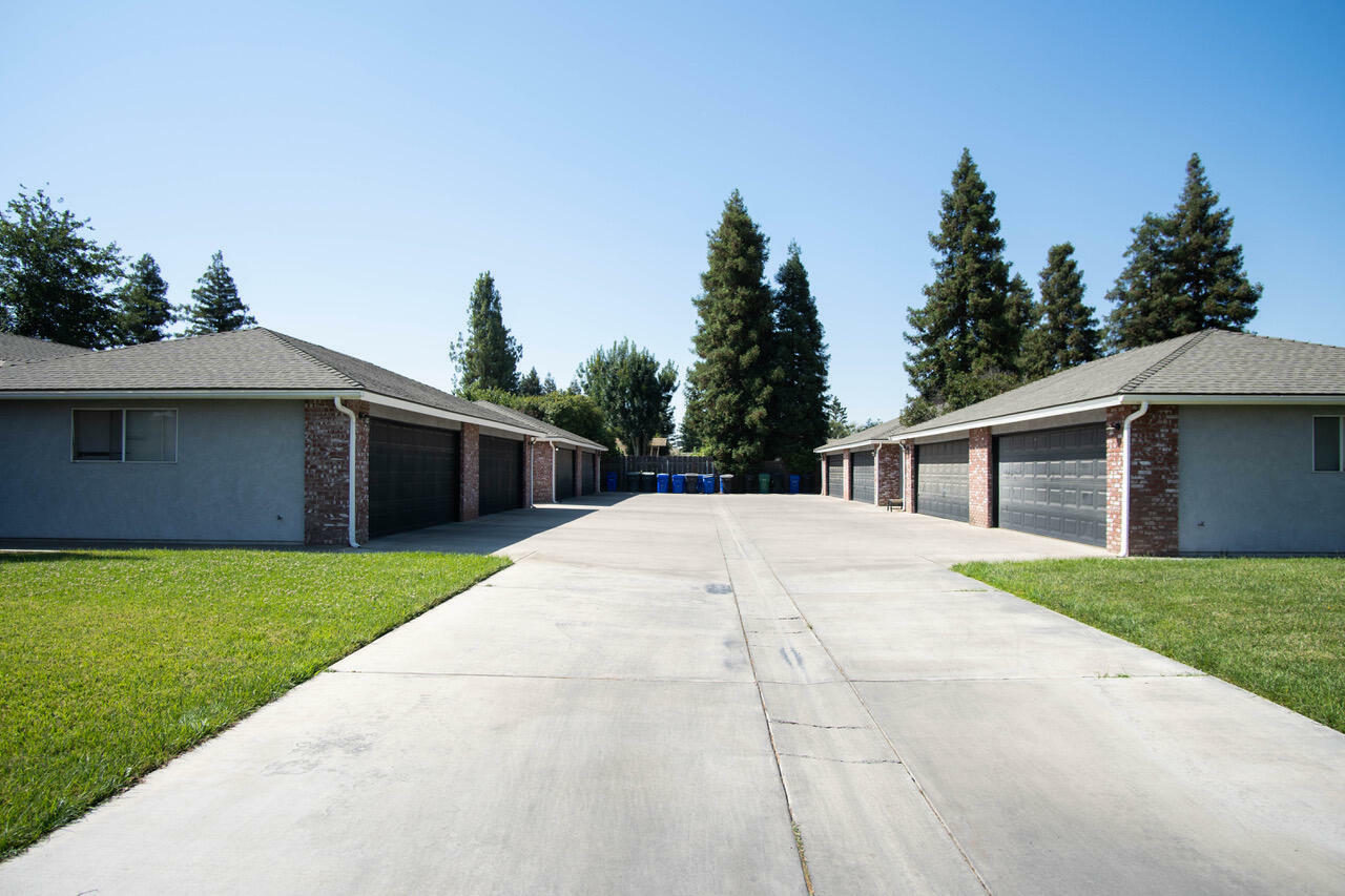 Property Photo:  1971 W Roby Avenue  CA 93257 