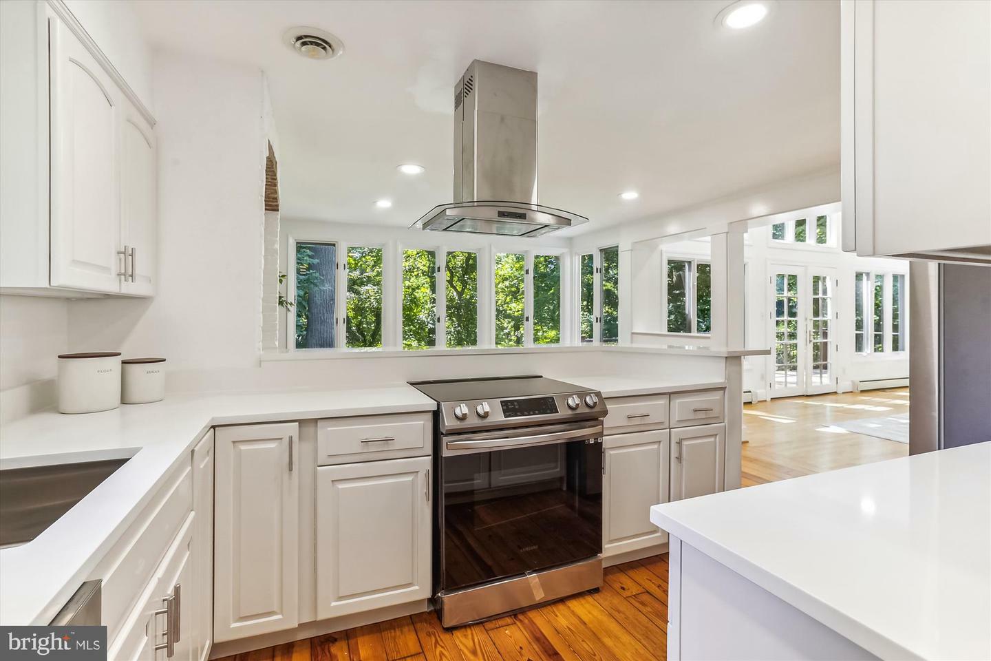 Property Photo: 5401 Waneta Road MD 20816