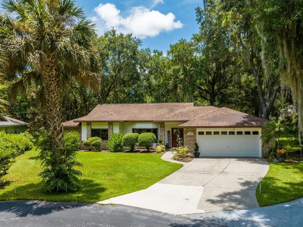 Property Photo:  102 Peppertree Court  FL 34797 