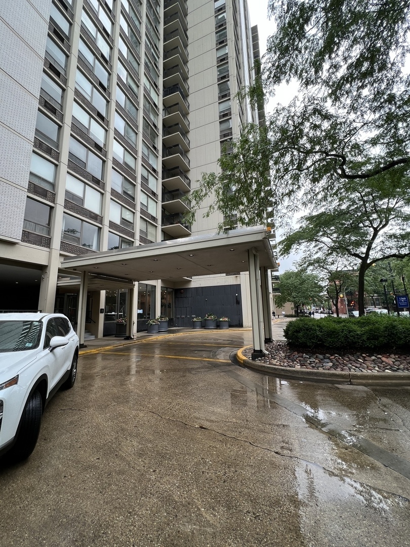 Property Photo: 1360 N Sandburg Terrace 2005 IL 60610
