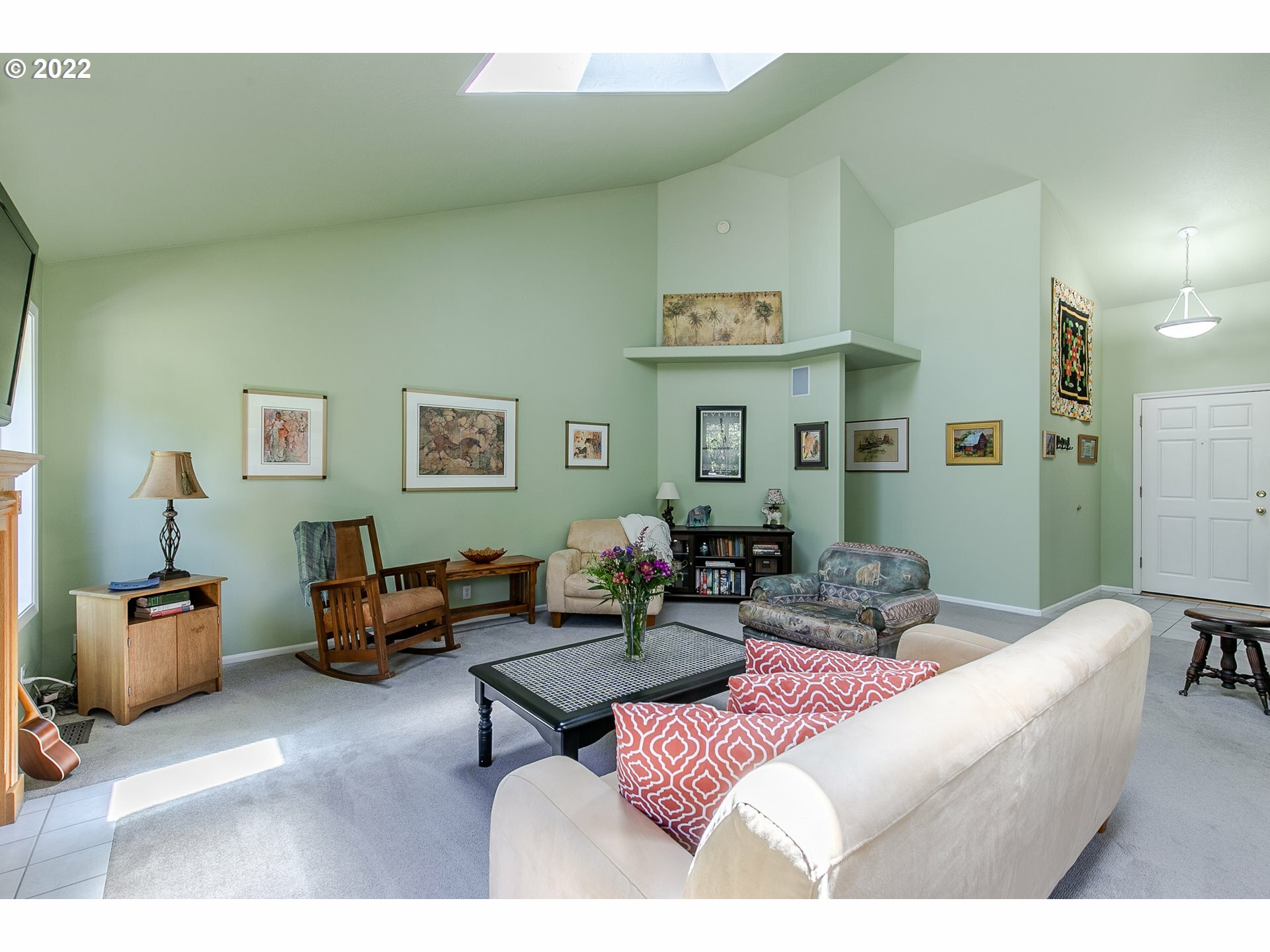 Property Photo: 867 Impala Ave OR 97404