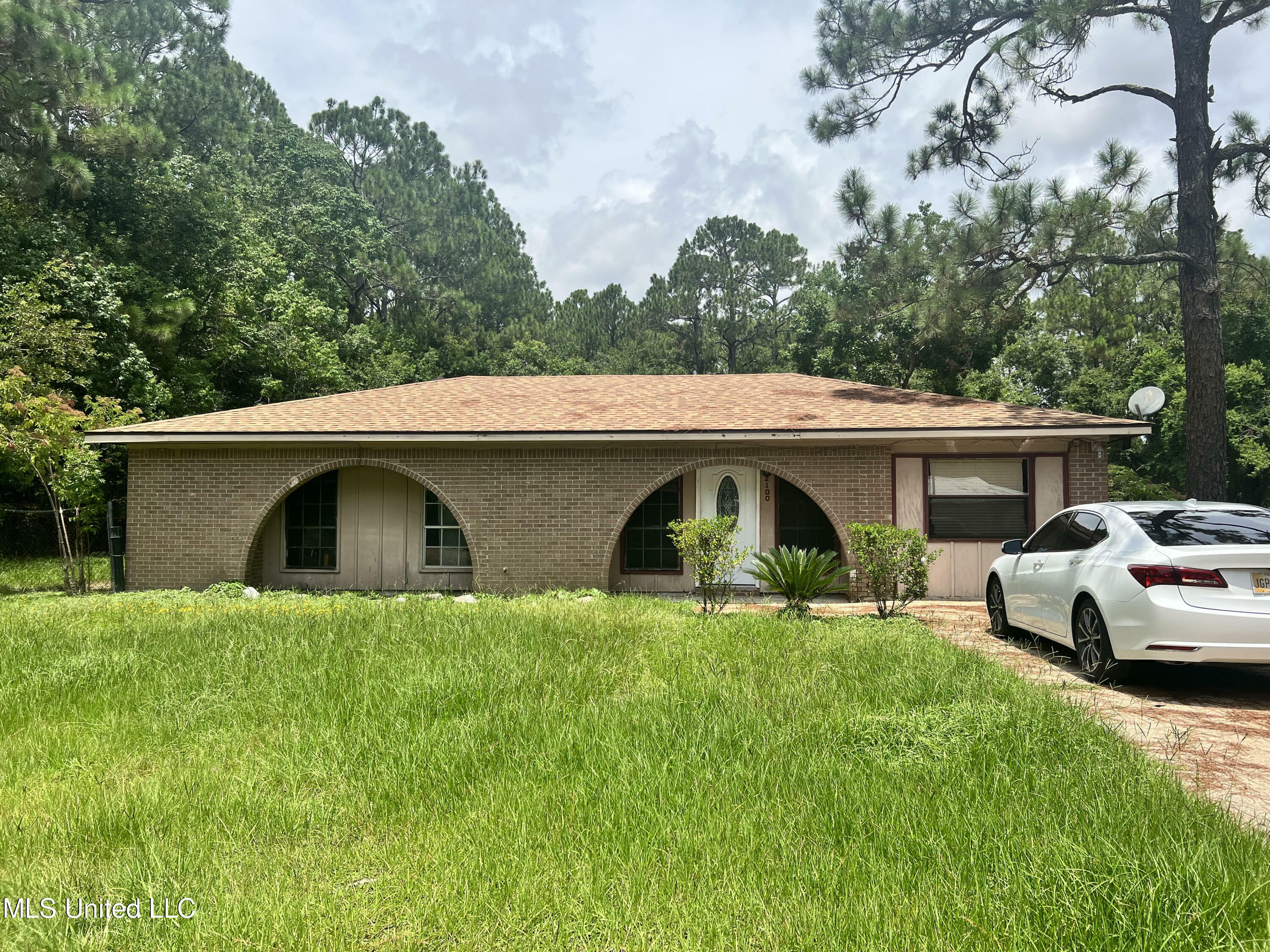 Property Photo:  2100 Pamela Drive  MS 39553 