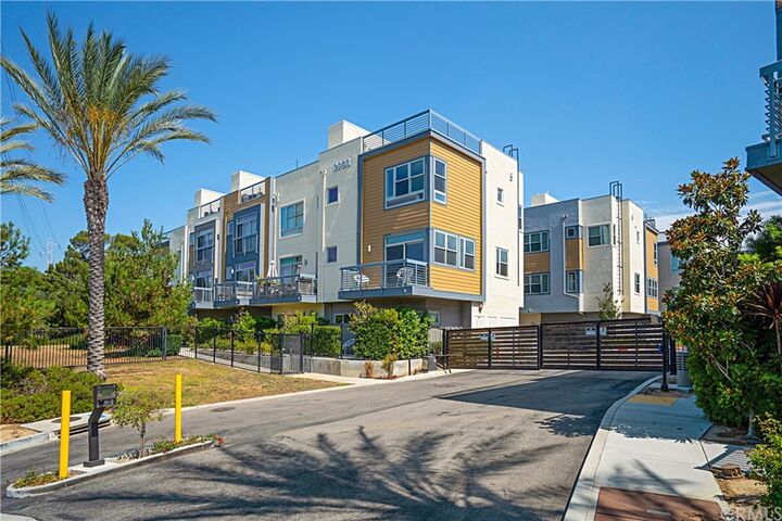 Property Photo:  2753 Waverly Drive 505  CA 90039 