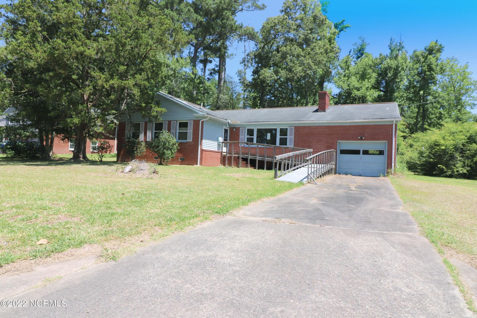 Property Photo: 130 E Sherwood Drive NC 28532