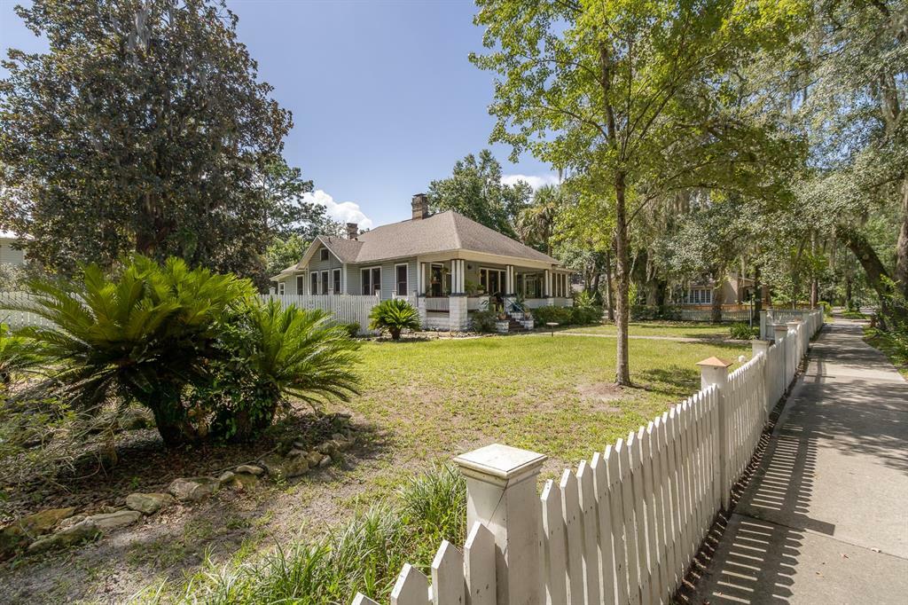 Property Photo:  320 NE 7th Street  FL 32601 