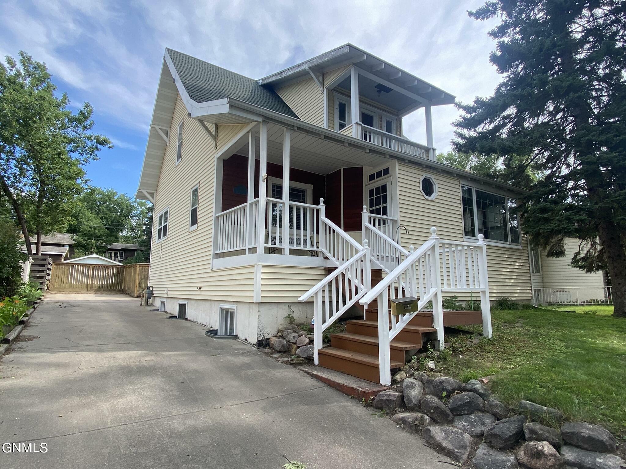 Property Photo:  228 West Rosser Avenue  ND 58501 