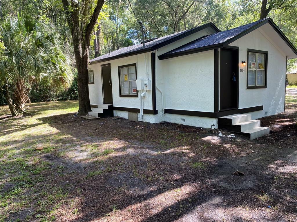 Property Photo:  1304 NE 3rd Avenue  FL 32641 