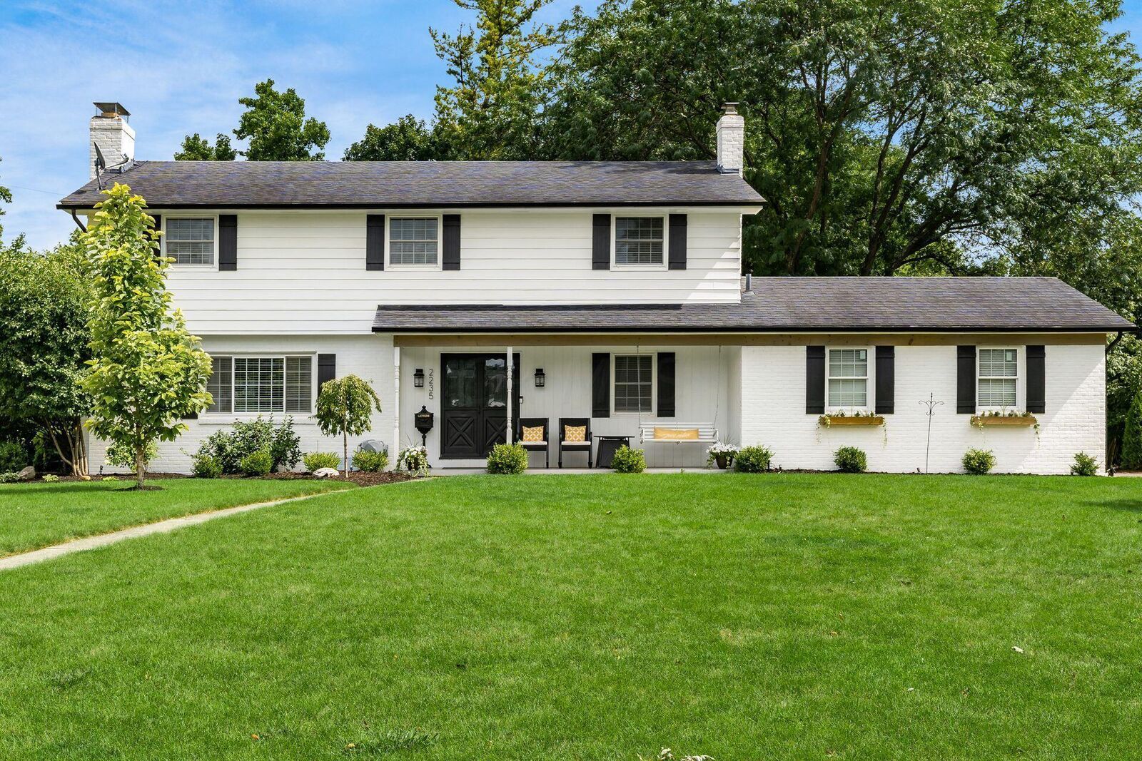 Property Photo: 2235 Hadleigh Road OH 43220