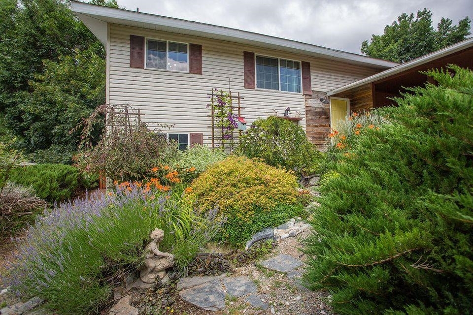 Property Photo:  835 N Alder St  WA 99114 